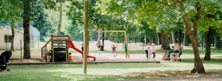 Aire de jeu du camping municipale la rivière situé à sainte cécile