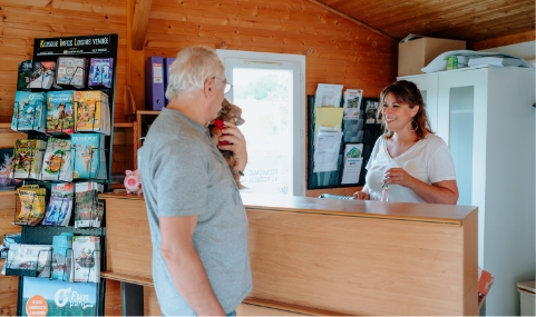 Accueil du camping la rivière situé à sainte Cécile