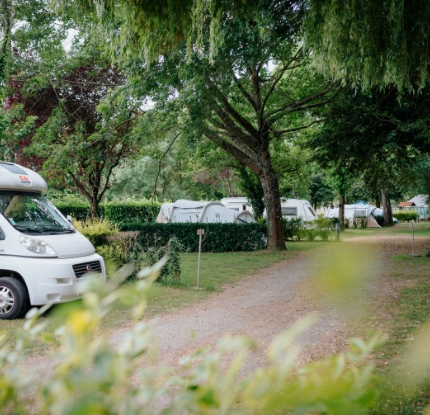 Emplacements pour camping-car et tente campeur à sainte Cécile