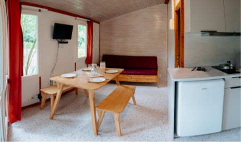 Intérieur chalet camping sainte cécile