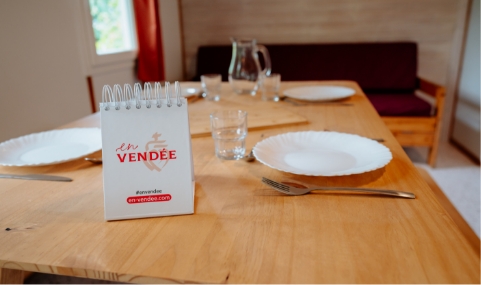 Table à manger chalet camping sainte cécile en vendée