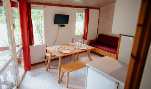 Intérieur des chalets du camping de sainte cécile