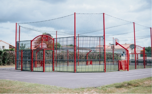 city à sainte cécile dans le camping pour la pratique du basket e du foot