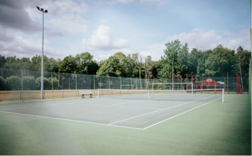 Terrain de tennis au camping résidence la rivière à sainte Cécile