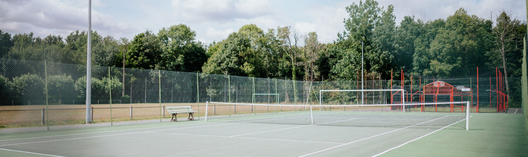 Terrain de tennis à sainte Cécile