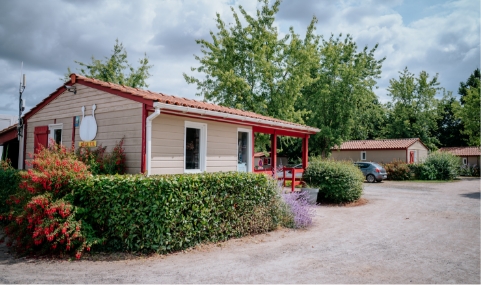 vue d'un chalet du camping la rivière sainte Cécile