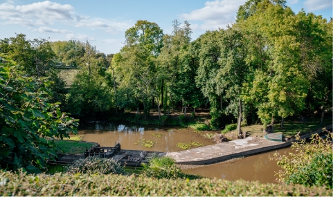 zone de loisir au bord d'un lac à sainte cécile en vendée